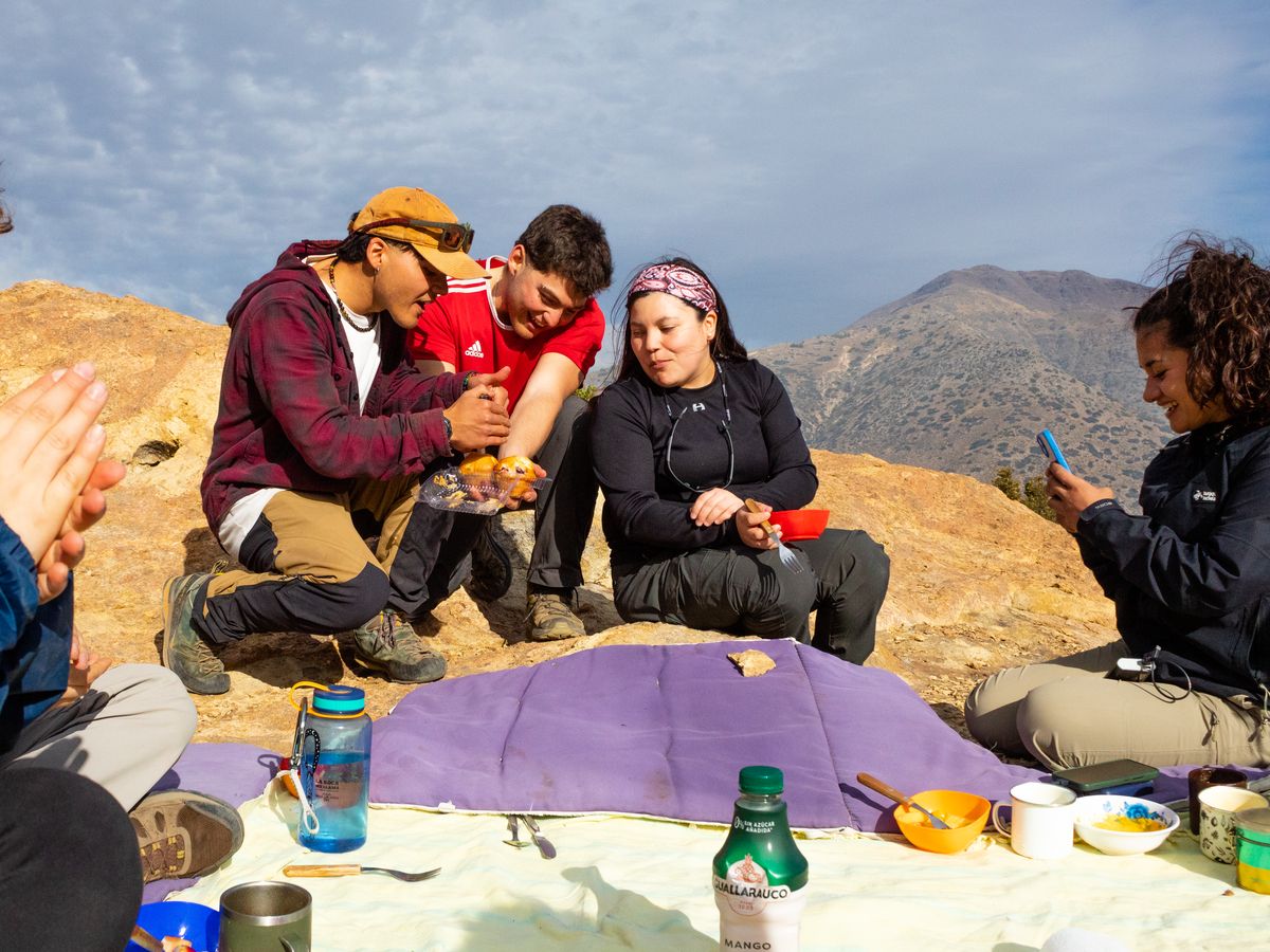 Grupo compartiendo el almuerzo en la montaña