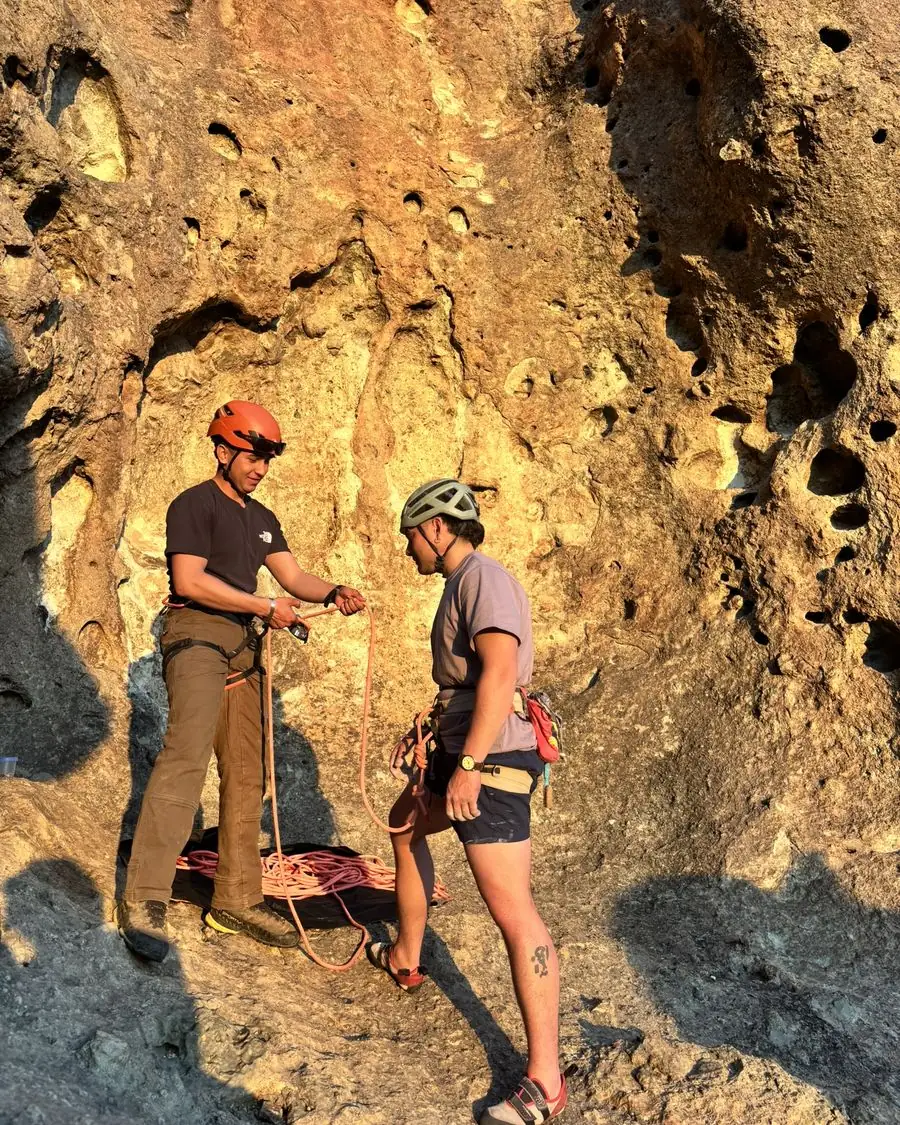 Guía preparando la cuerda con un participante