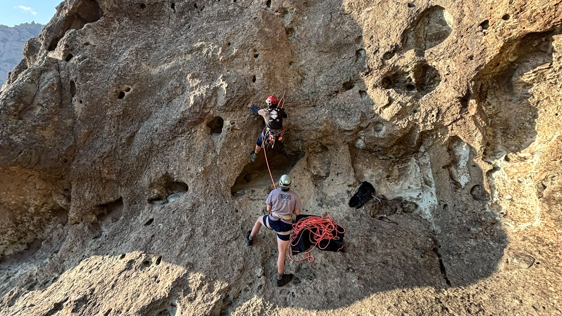 Escalador en la pared de Los Manyos, Cajón del Maipo, con su asegurador abajo